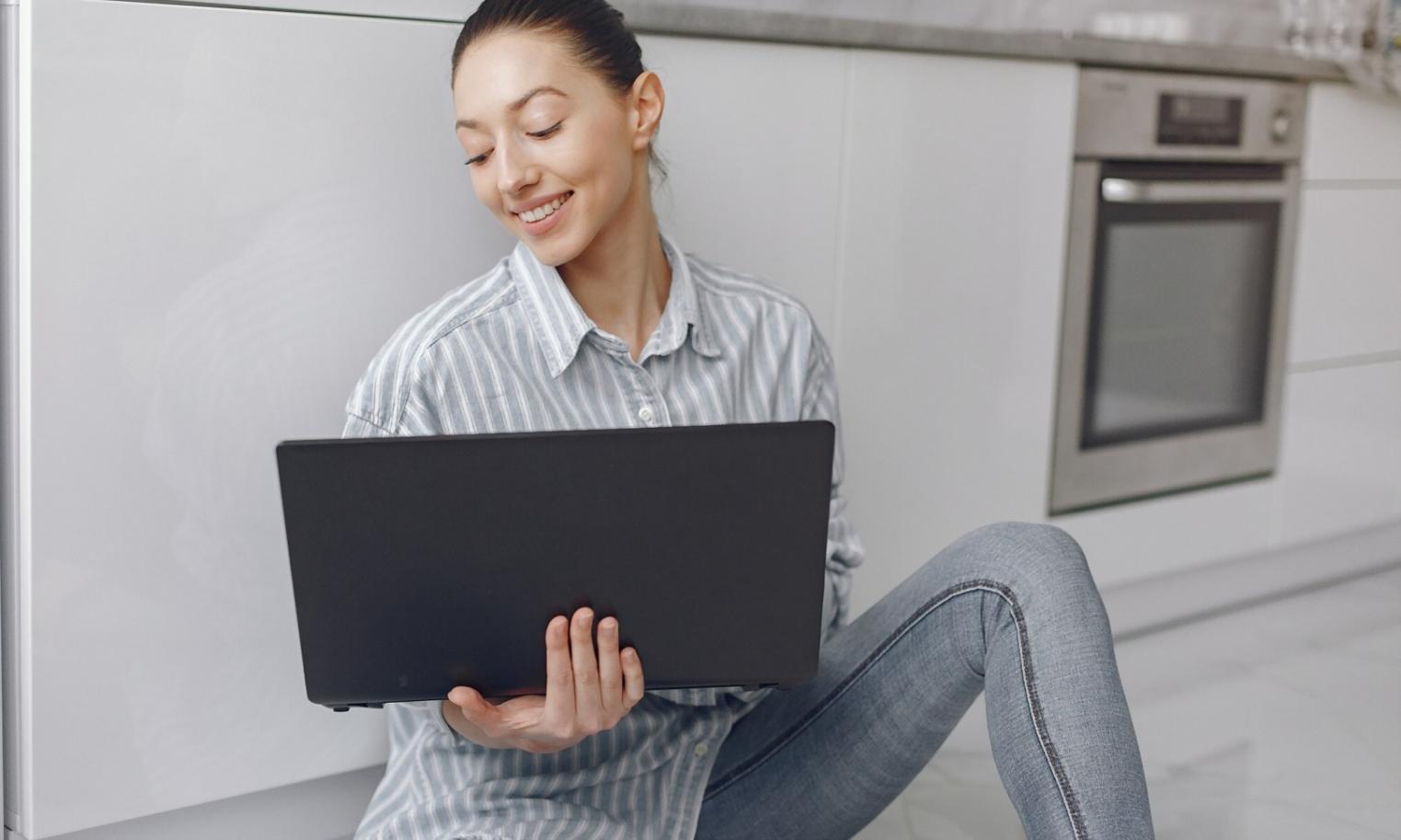 Whiteboard mit Game-Design-Skizzen und Mechanik-Notizen