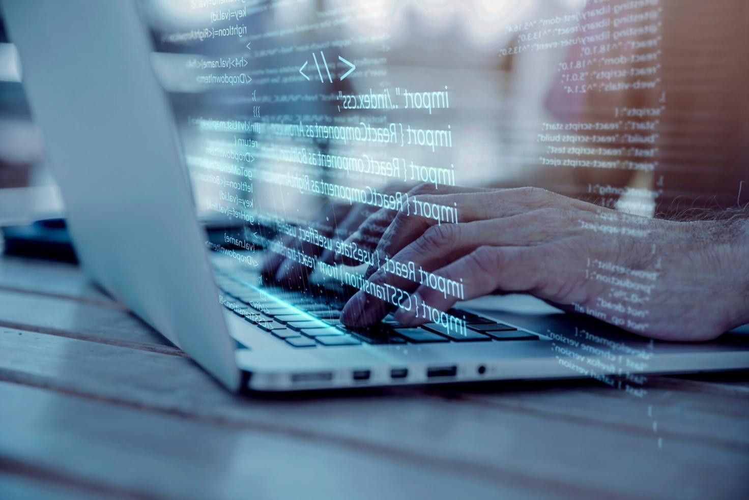 Teilnehmer bei einem iOS-Entwickler-Workshop in Düsseldorf arbeiten gemeinsam an SwiftUI-Projekten