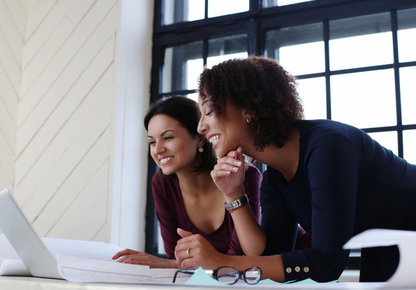 Entwicklungsprozess im Studio mit mehreren Bildschirmen und Projektplanung